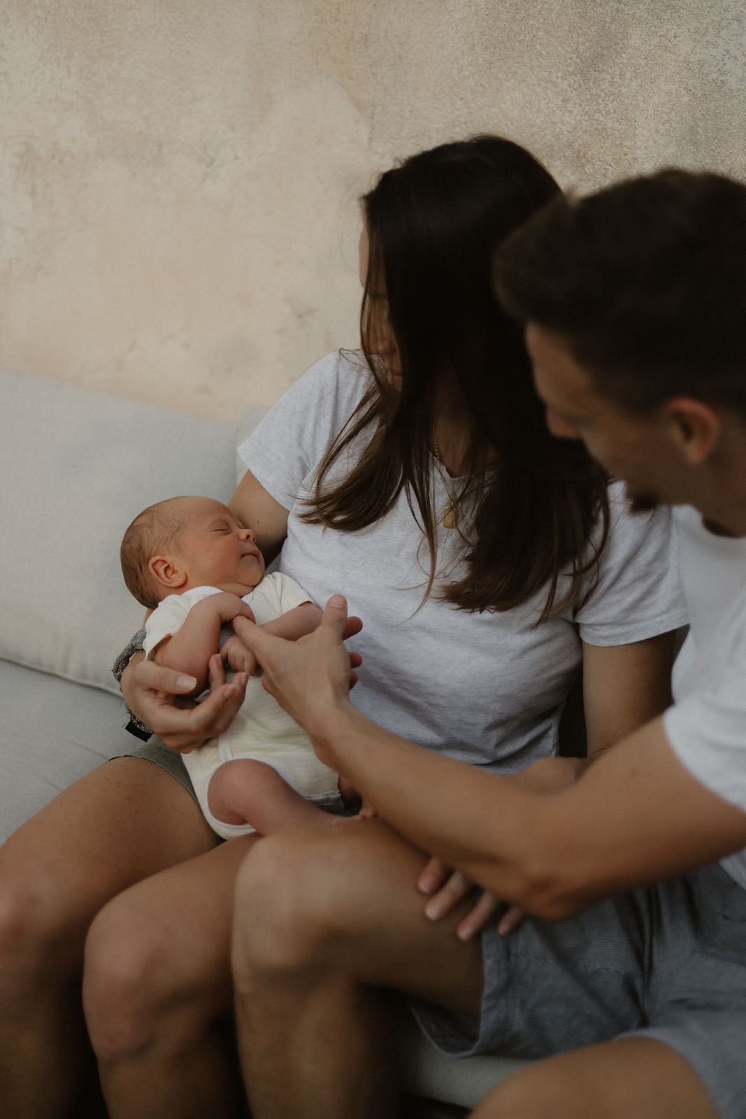 Jeunes parents et leur nouveau-né
