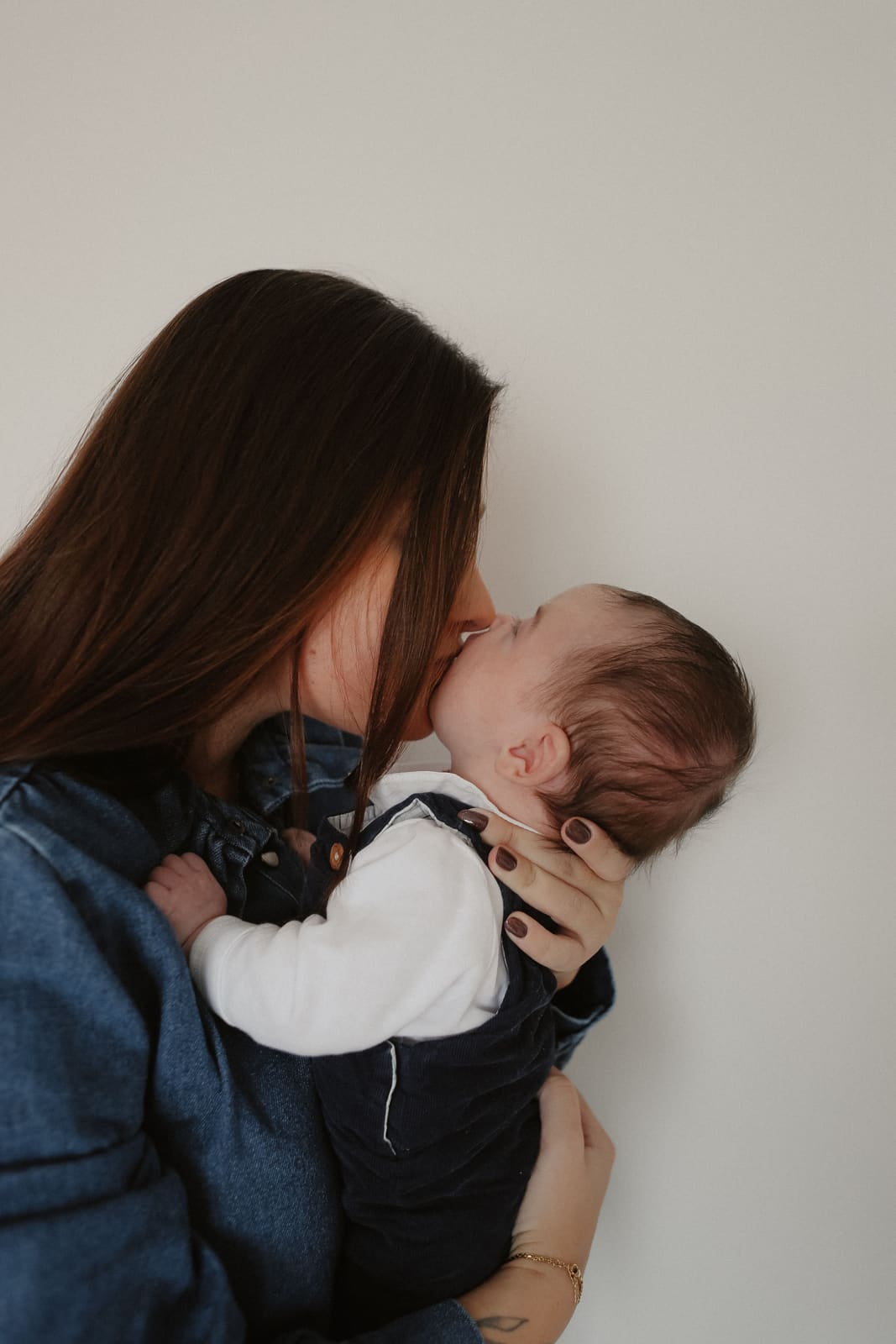Une maman embrasse son bébé