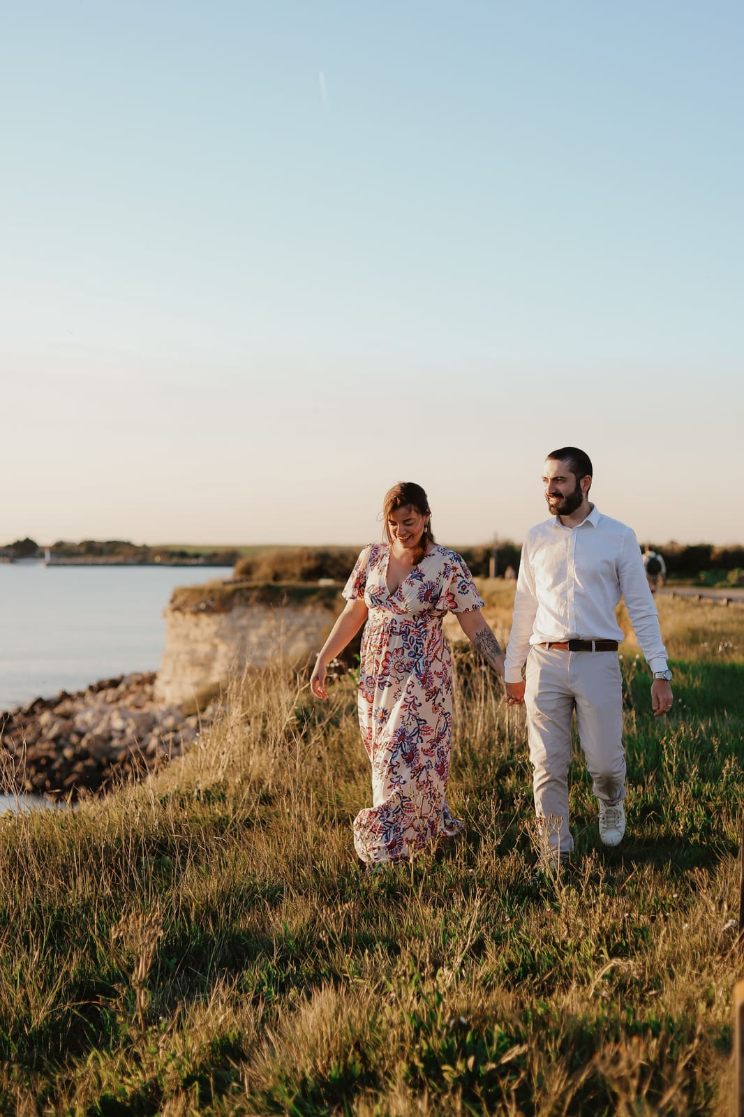 Couple en bord de mer à la lumière dorée